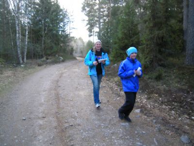 &Aring;sa och Moa Bengtsson fr&aring;n P&aring;ryd under den sista orienteringen i &Ouml;vraby.